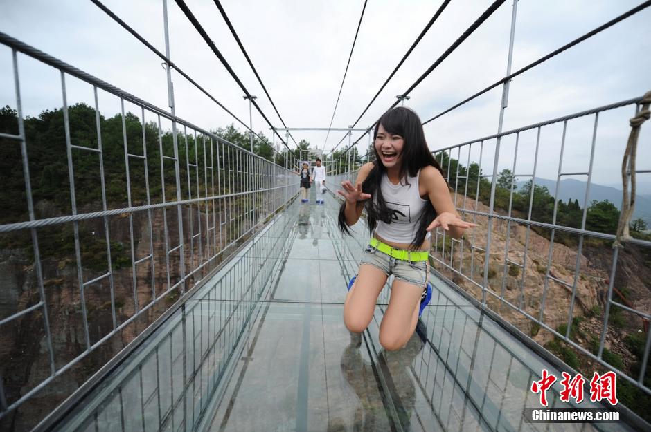 Hunan : ouverture au public d'un pont en verre de 300 mtres de long