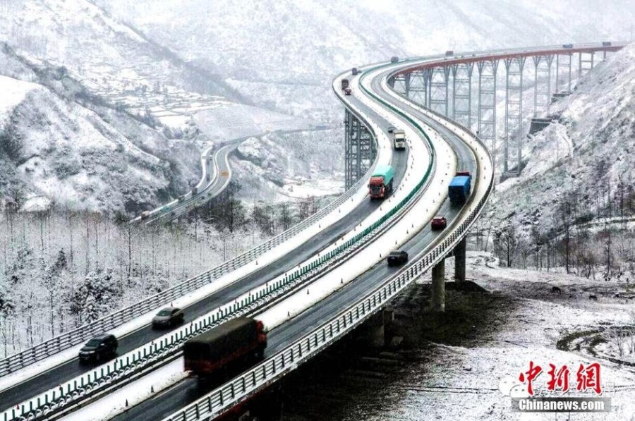 L'autoroute  ascenciel  du Sichuan sous la neige