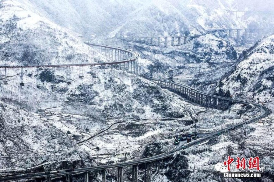 L'autoroute  ascenciel  du Sichuan sous la neige