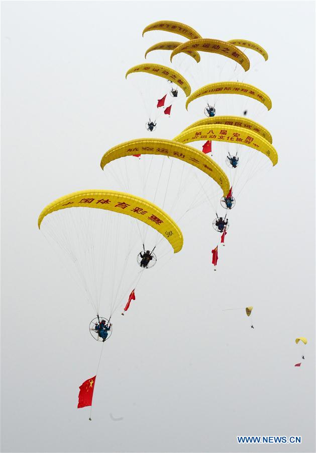 Chine : Festival international du tourisme sportif aérien à Anyang