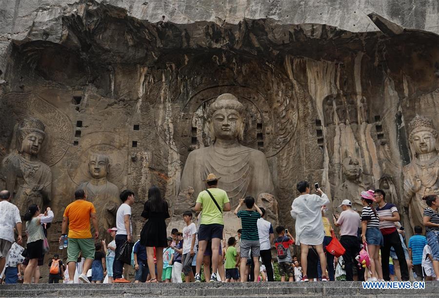 Chine : tourisme dans les grottes de Longmen dans le Henan