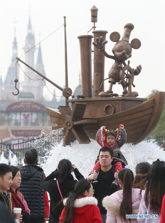 Chine : des touristes visitent Shanghai Disneyland 