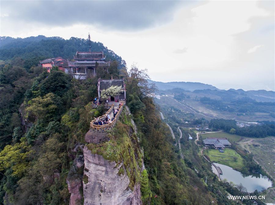 Ancien temple sur une falaise à Chongqing