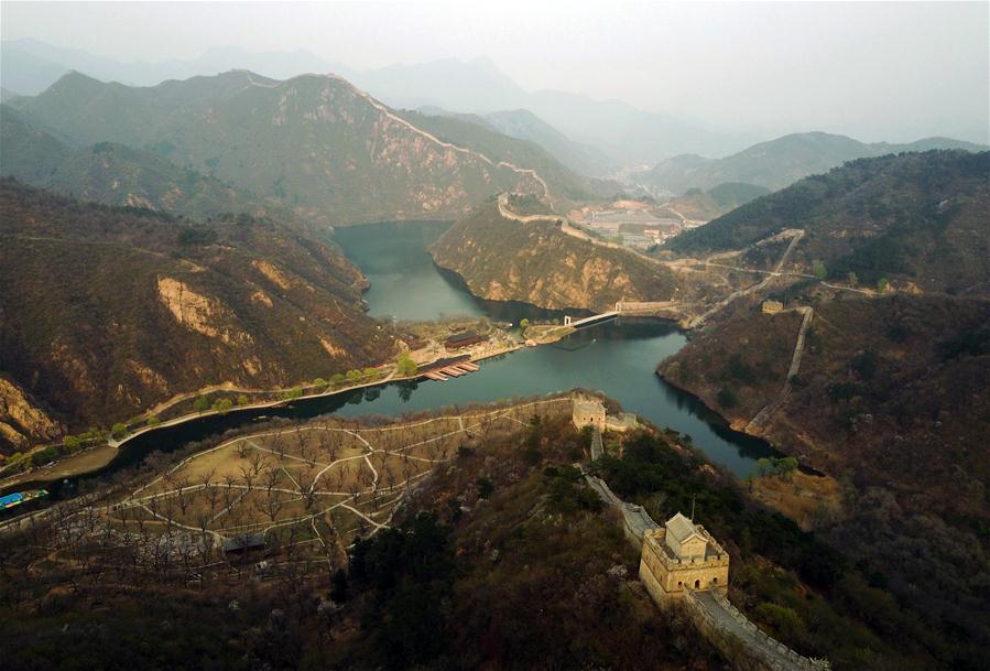 Beijing : vue de la Grande Muraille lacustre de Huanghuacheng