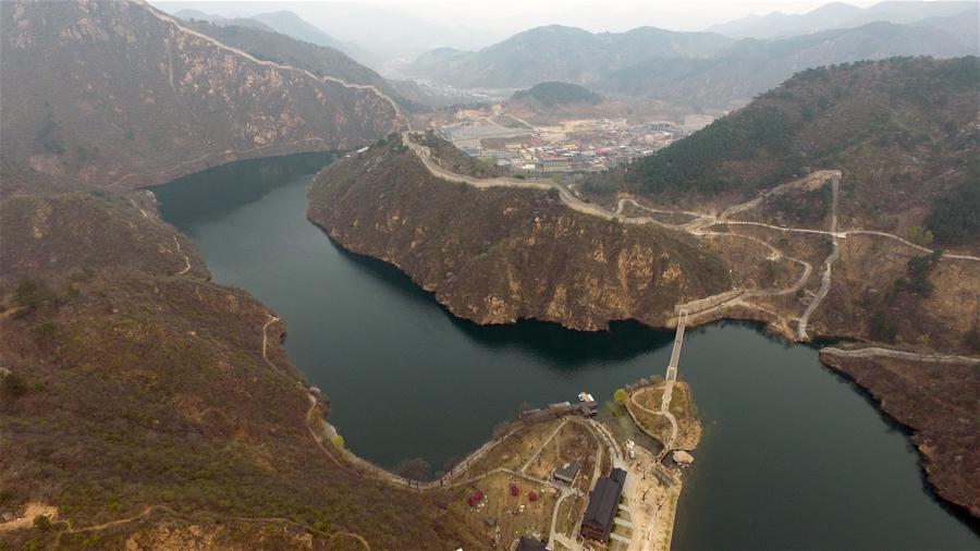 Beijing : vue de la Grande Muraille lacustre de Huanghuacheng