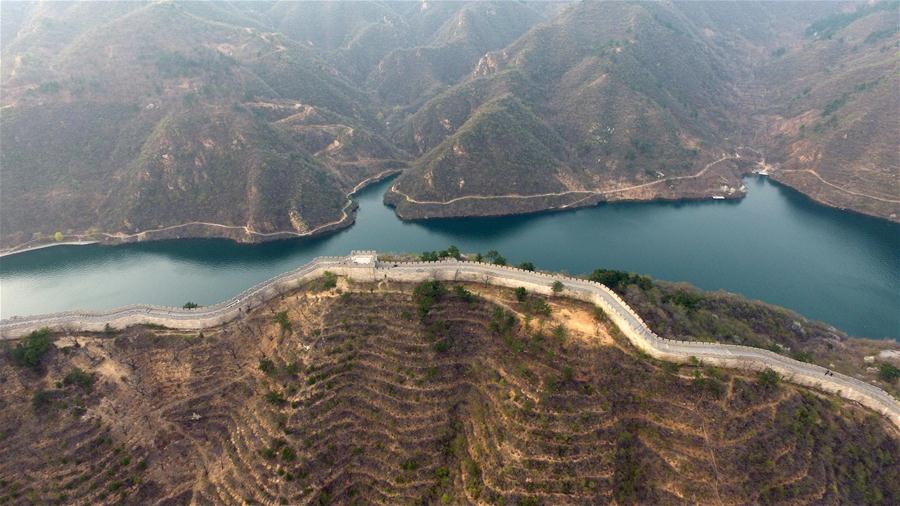 Beijing : vue de la Grande Muraille lacustre de Huanghuacheng