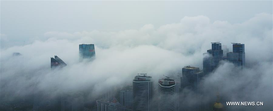 Chine : la ville de Qingdao enveloppée dans les nuages