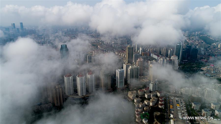 Chine : la ville de Qingdao enveloppée dans les nuages