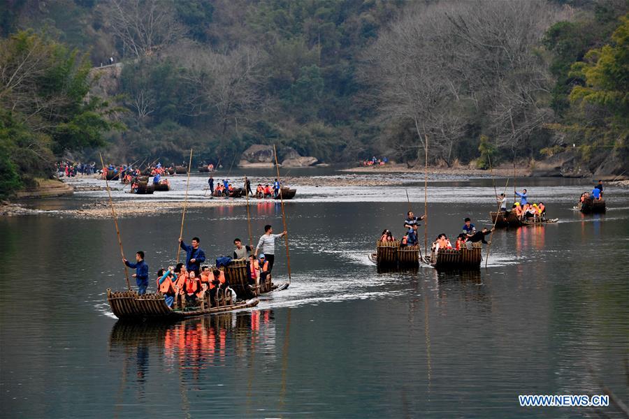 Chine : tourisme dans la région des monts Wuyi lors de la Fête du Printemps