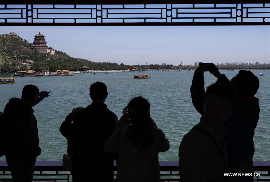 Touristes au Palais d'été à Beijing