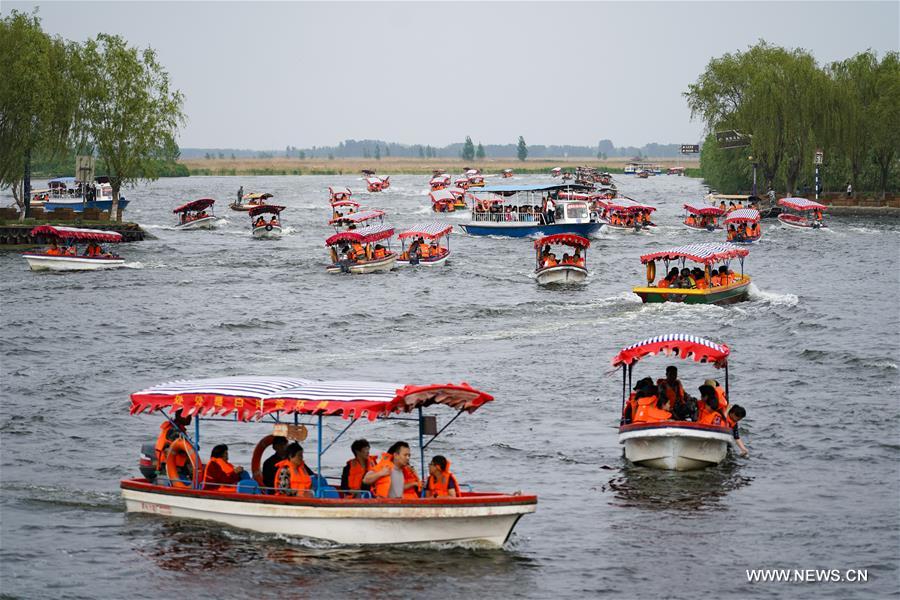 Chine : des touristes visitent le lac Baiyangdian 