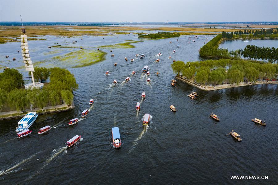 Chine : des touristes visitent le lac Baiyangdian 