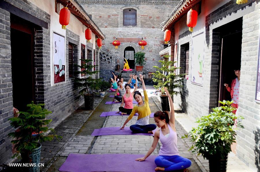 (体育)(3)千年古镇上演瑜伽秀