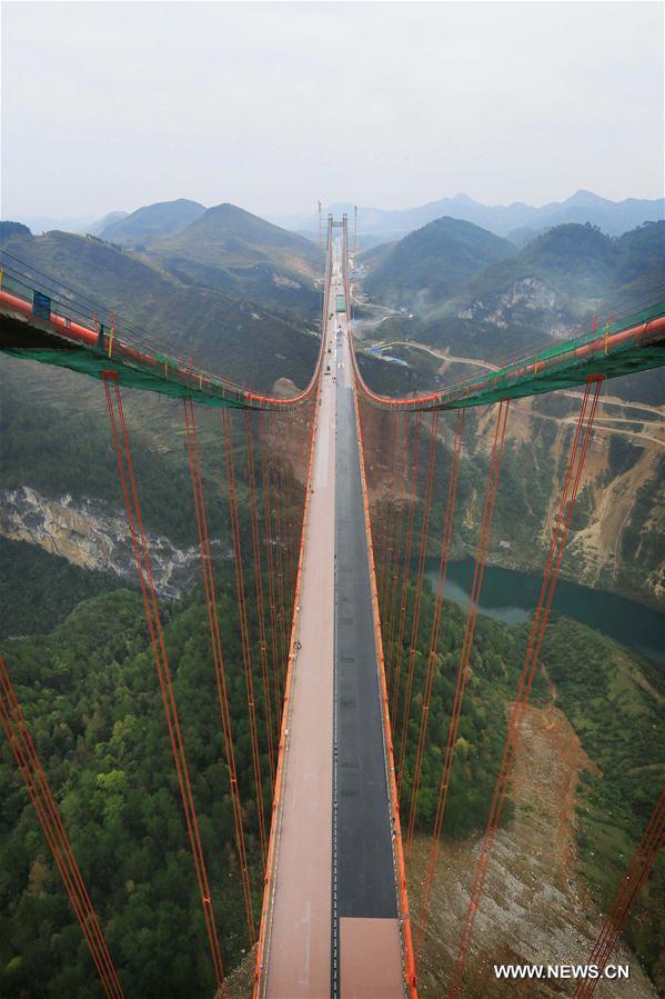 （经济）（2）贵州最长悬索桥预计年底通车