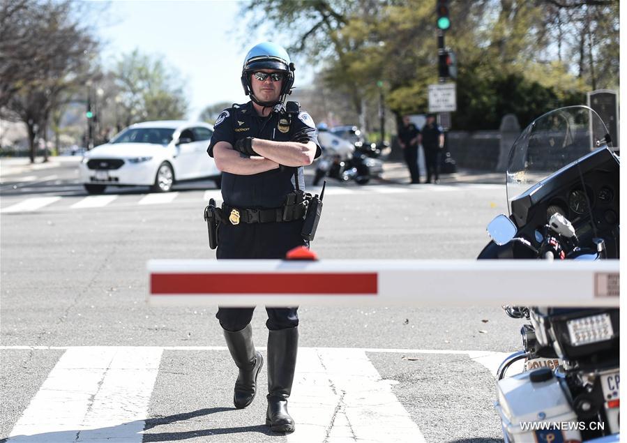 (国际)(3)一持枪男子在美国会游客中心被警察击伤后逮捕