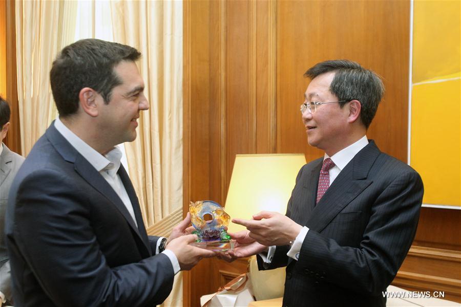 Le Premier ministre grec Alexis Tsipras rencontre le président de China COSCO Shipping Xu Lirong à Athènes, le 8 avril 2016. 