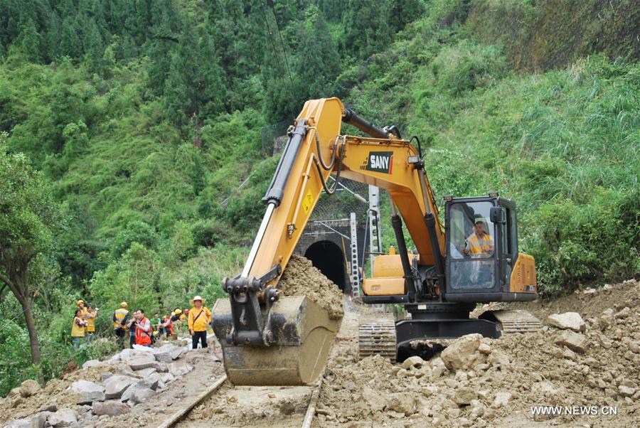 #（突发事件）（2）暴雨引发泥石流致川黔铁路中断行车