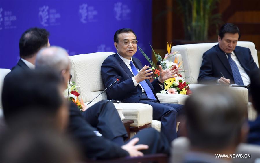 （时政）（1）李克强同出席中国大数据产业峰会暨中国电子商务创新发展峰会的业界人士对话座谈