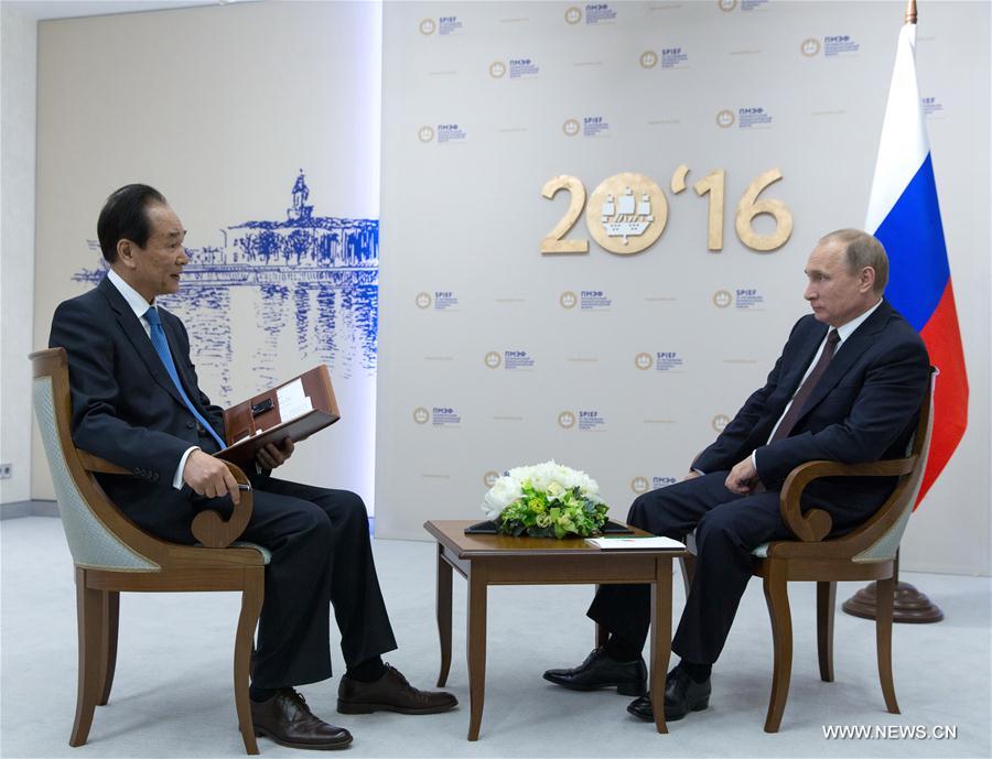 Vladimir Poutine donne une interview au président de l'Agence de presse Xinhua
