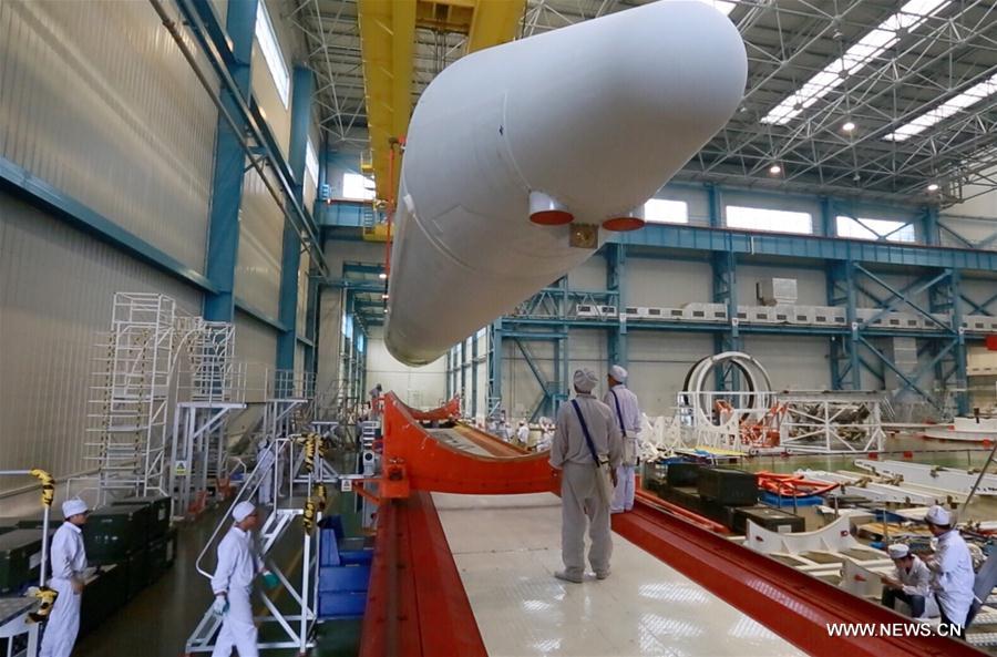 Chine : transport d'une fusée porteuse Longue Marche-5  