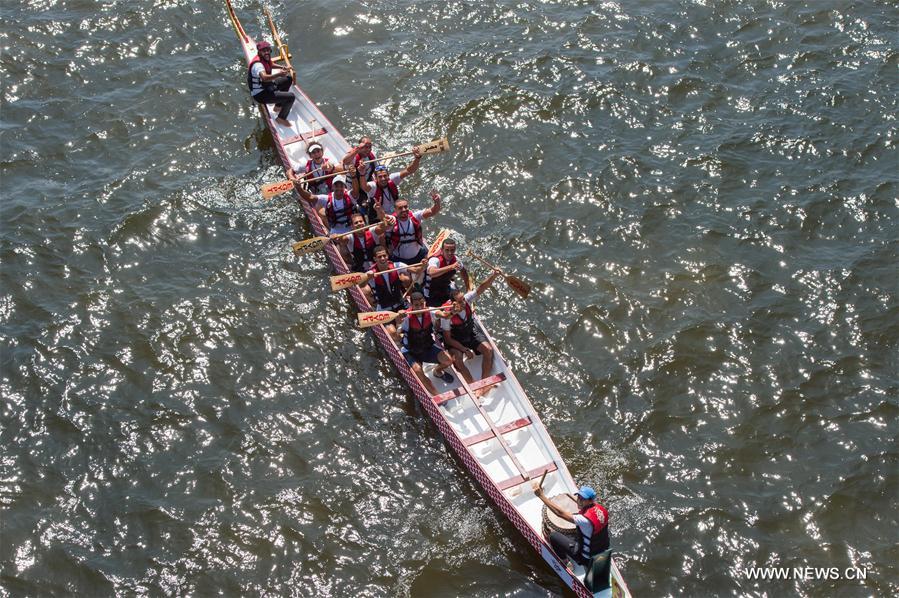 Egypte : course de bateaux-dragons sur le Nil 