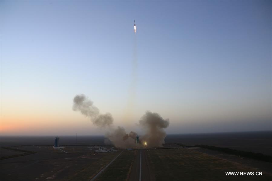 Chine : lancement du vaisseau spatial habité Shenzhou-11
