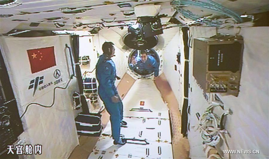 Les deux astronautes de Shenzhou-11 entrent dans Tiangong-2