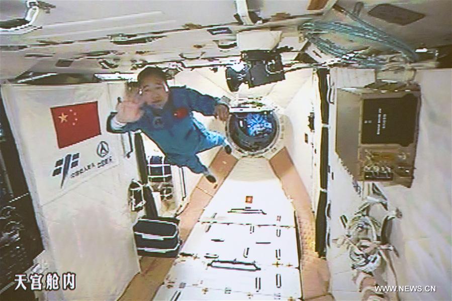 Les deux astronautes de Shenzhou-11 entrent dans Tiangong-2