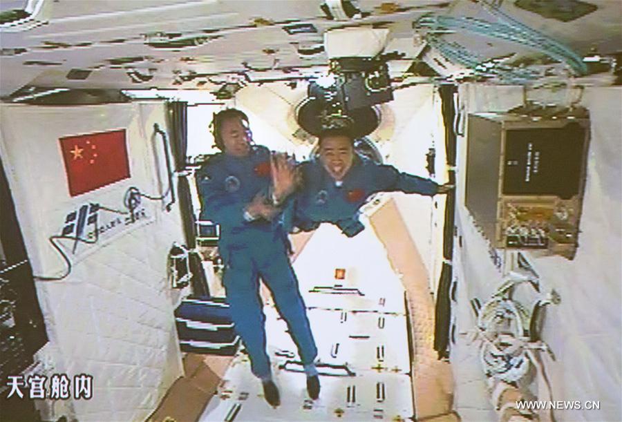 Les deux astronautes de Shenzhou-11 entrent dans Tiangong-2