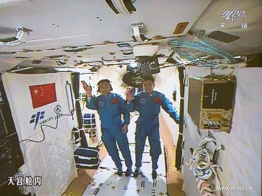 Les deux astronautes de Shenzhou-11 entrent dans Tiangong-2