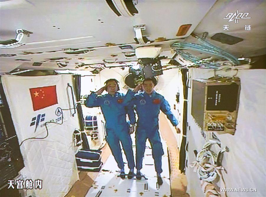 Les deux astronautes de Shenzhou-11 entrent dans Tiangong-2