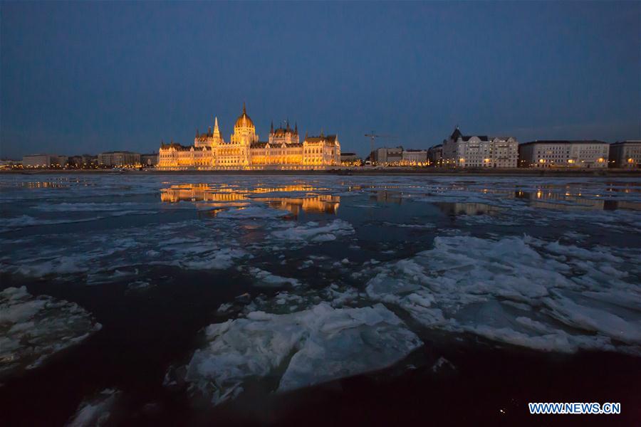 Hongrie : le Danube gelé à Budapest 
