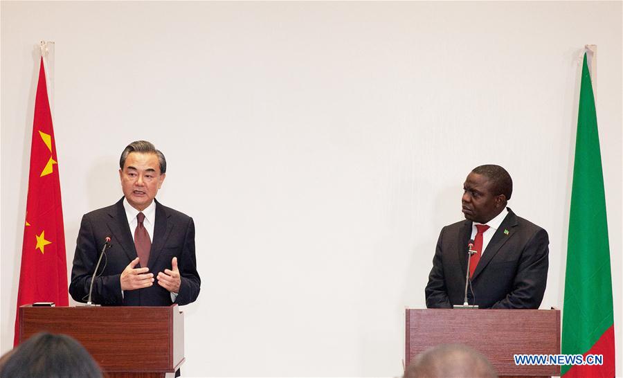 Conférence de presse conjointe des ministres des AE chinois et zambien