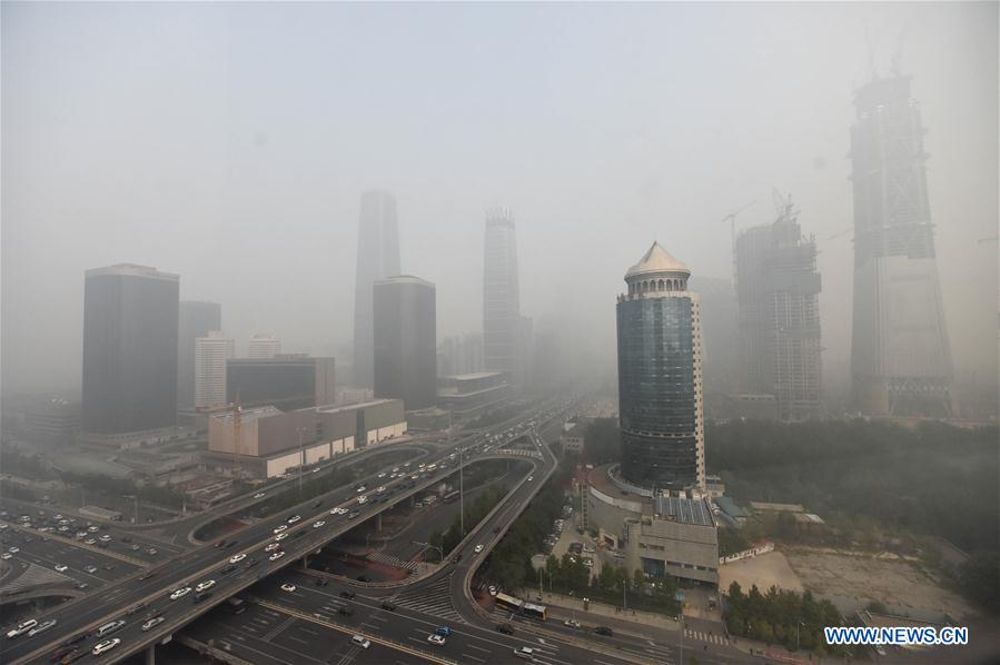 Chine : un épais smog enveloppe Beijing