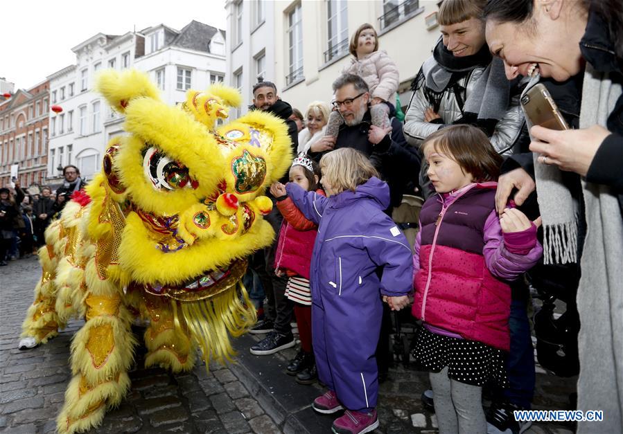 Spectacle de la danse du lion pour la fête du Printemps à Bruxelles
