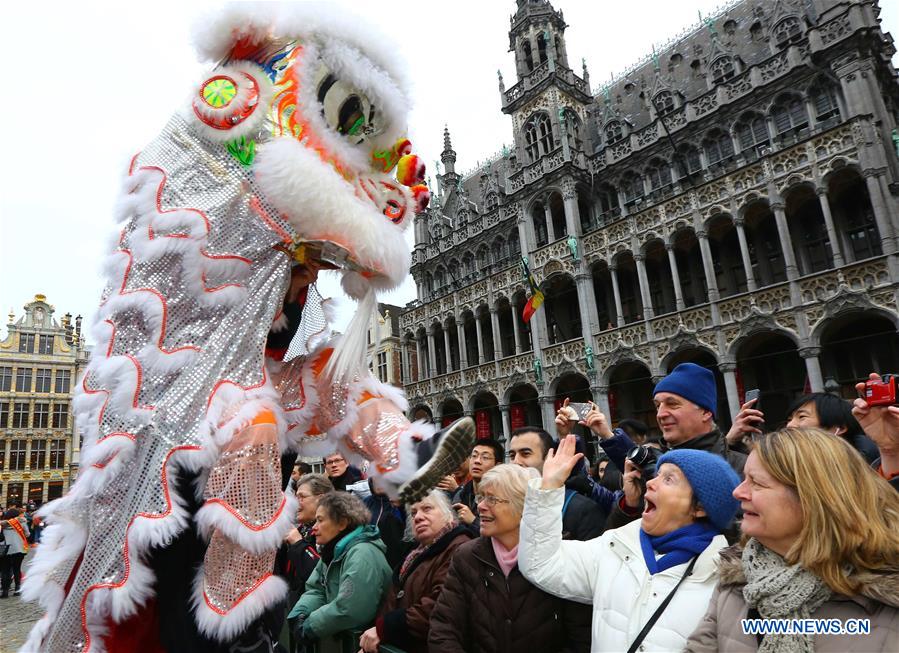 Spectacle de la danse du lion pour la fête du Printemps à Bruxelles