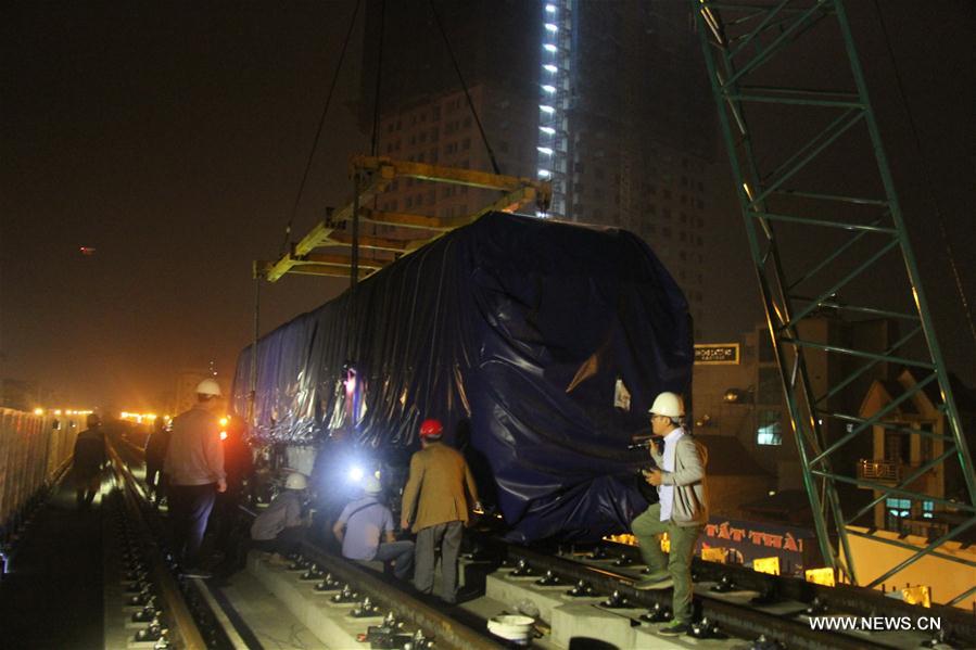 （国际）（3）越南首条城铁吊装第一辆中国定制列车车厢