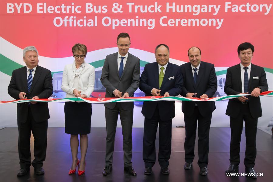 Le chinois BYD implante sa première usine de bus électriques en Europe