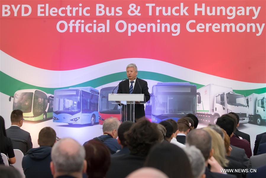 Le chinois BYD implante sa première usine de bus électriques en Europe