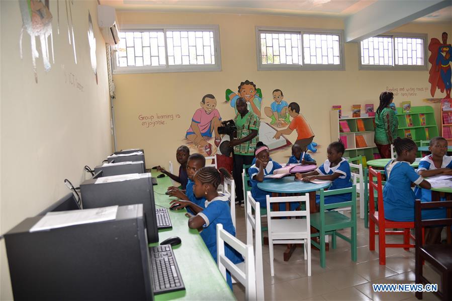 Huawei fait don d'une bibliothèque à une école primaire au Cameroun