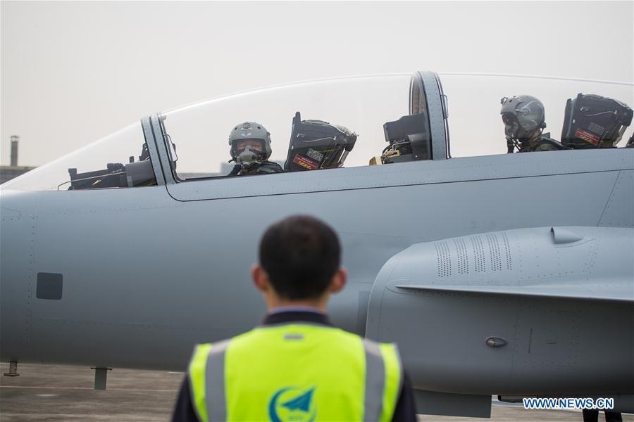 （图文互动·军事）（1）中国航空工业枭龙双座战斗教练机01架在成都首飞