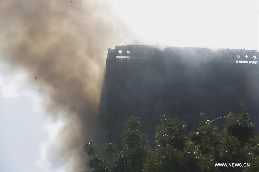 （国际）（2）伦敦一高层住宅楼发生火灾 至少6人死亡