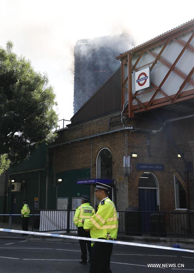 （国际）（4）伦敦一高层住宅楼发生火灾 至少6人死亡