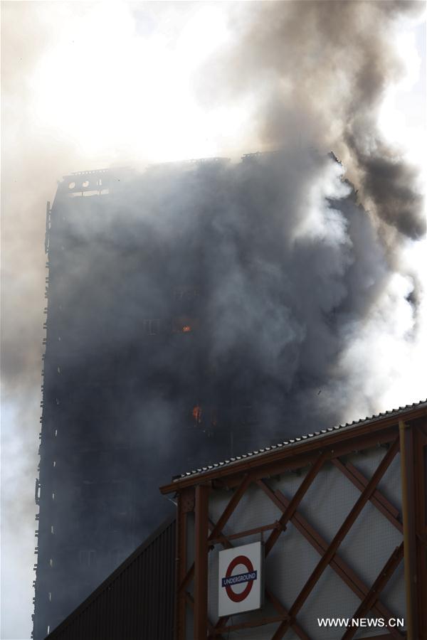 （国际）（1）伦敦一高层住宅楼发生火灾 至少6人死亡
