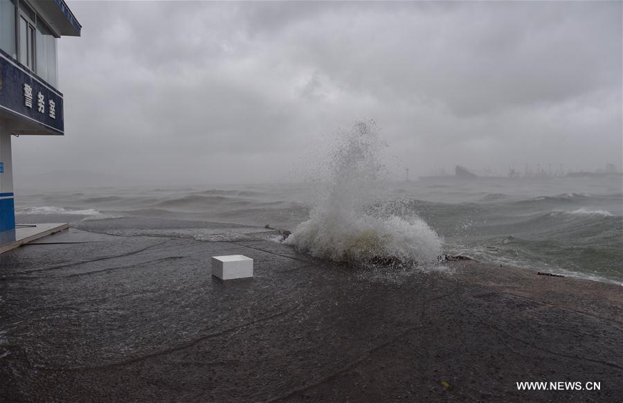Chine : le typhon Hato frappe la province du Guangdong