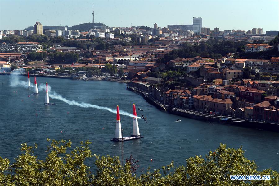 Portugal : entraînement avant la compétition aérienne Red Bull Air Race à Porto