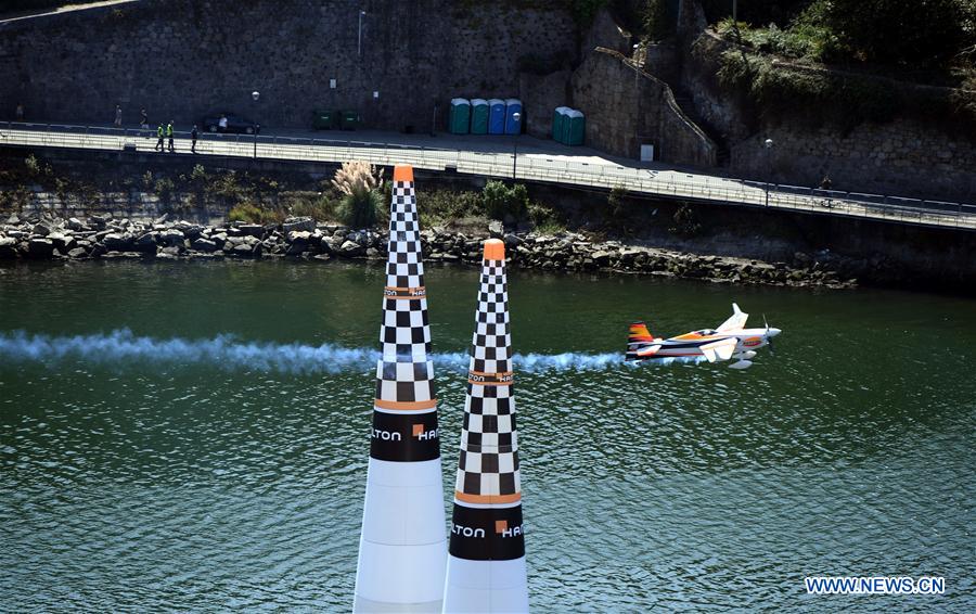 Portugal : entraînement avant la compétition aérienne Red Bull Air Race à Porto