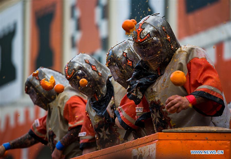 Italie : bataille d'oranges lors du carnaval d'Ivrea