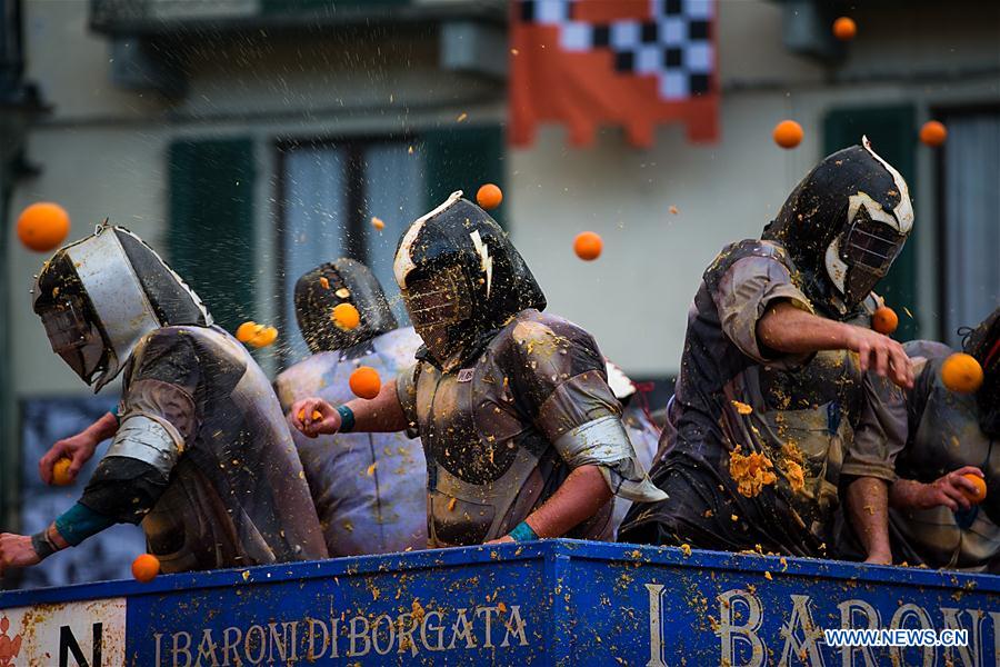Italie : bataille d'oranges lors du carnaval d'Ivrea