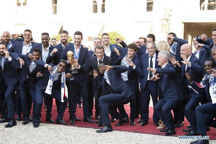 Emmanuel Macron salue le triomphe de l'équipe de France 